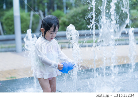 マンション広場の噴水で遊ぶ日本人の幼児 マンション広場の噴水で遊ぶ日本人の幼児 131513234