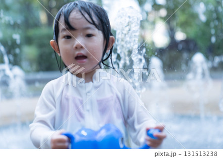 マンション広場の噴水で遊ぶ日本人の幼児 131513238