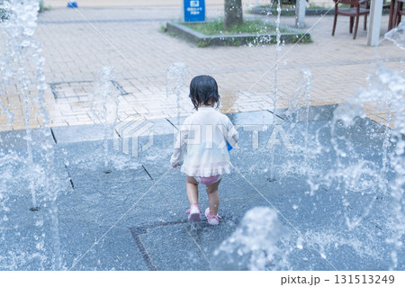 マンション広場の噴水で遊ぶ日本人の幼児 131513249