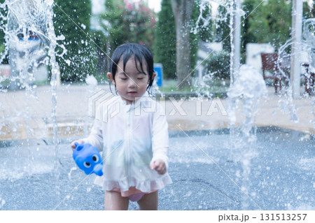 マンション広場の噴水で遊ぶ日本人の幼児 131513257