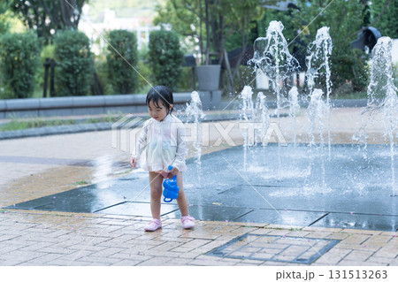 マンション広場の噴水で遊ぶ日本人の幼児 マンション広場の噴水で遊ぶ日本人の幼児 131513263