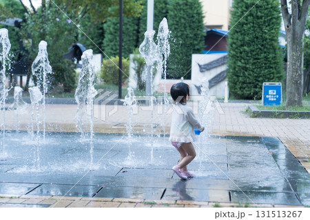 マンション広場の噴水で遊ぶ日本人の幼児 131513267