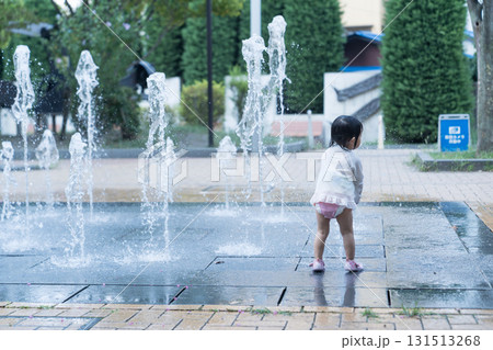 マンション広場の噴水で遊ぶ日本人の幼児 131513268