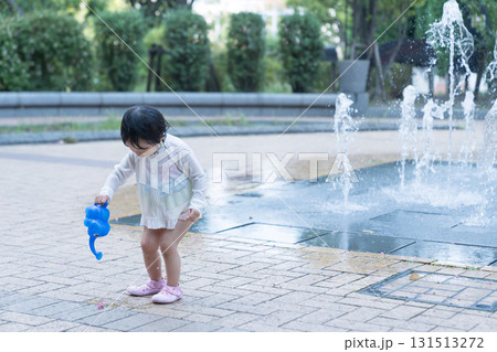 マンション広場の噴水で遊ぶ日本人の幼児 マンション広場の噴水で遊ぶ日本人の幼児 131513272