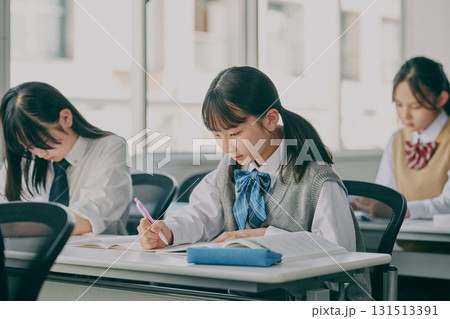 塾の教室で勉強する中学生たち 塾の教室で勉強する中学生たち 131513391