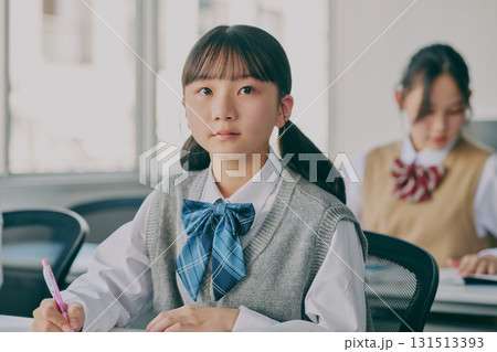 塾の教室で勉強する中学生たち 塾の教室で勉強する中学生たち 131513393