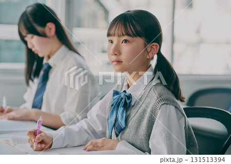 塾の教室で勉強する中学生たち 131513394