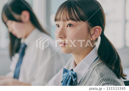 塾の教室で勉強する中学生たち 131513395