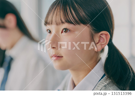 塾の教室で勉強する中学生たち 131513396