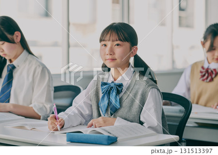 塾の教室で勉強する中学生たち 塾の教室で勉強する中学生たち 131513397