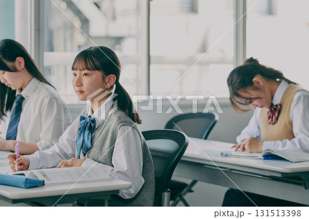 塾の教室で勉強する中学生たち 塾の教室で勉強する中学生たち 131513398