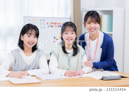 塾 先生と勉強する女の子 塾 先生と勉強する女の子 131513454