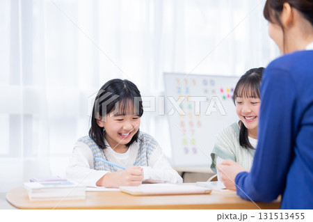 塾 先生と勉強する女の子 塾 先生と勉強する女の子 131513455