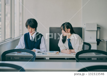 塾の教室で勉強する中学生たち 塾の教室で勉強する中学生たち 131513546