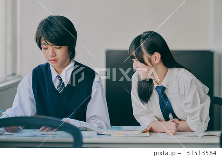 塾の教室で勉強する中学生たち 塾の教室で勉強する中学生たち 131513584