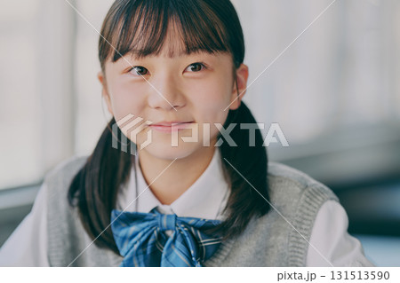 塾の教室で勉強する女子中学生 131513590