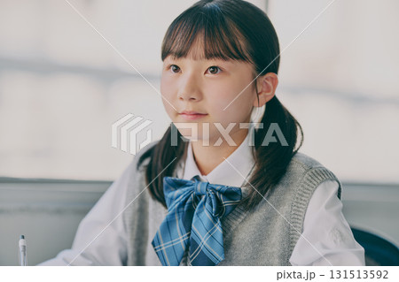 塾の教室で勉強する女子中学生 131513592