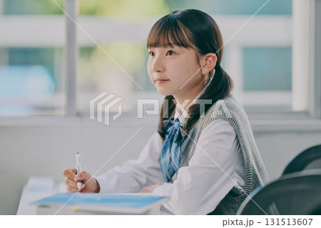 塾の教室で勉強する女子中学生 131513607