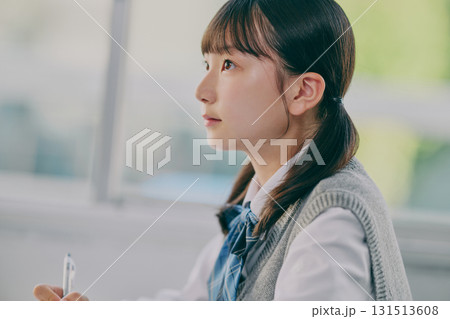 塾の教室で勉強する女子中学生 131513608