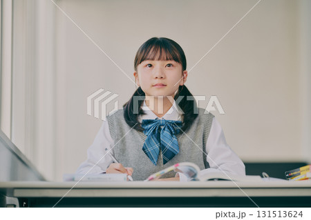 塾の教室で勉強する女子中学生 131513624