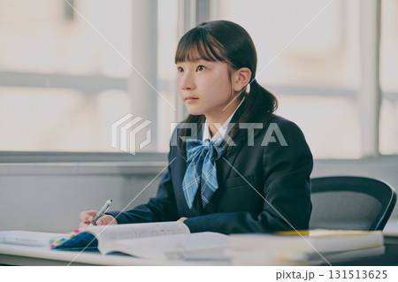 塾の教室で勉強する女子中学生 131513625