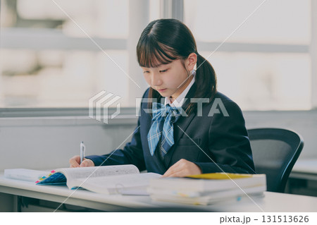 塾の教室で勉強する女子中学生 131513626