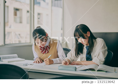塾の教室で勉強する中学生たち 131513642