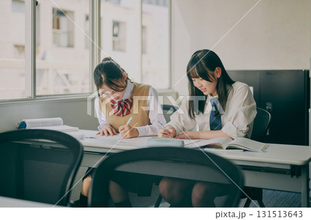 塾の教室で勉強する中学生たち 131513643
