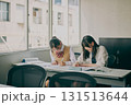 塾の教室で勉強する中学生たち 131513644