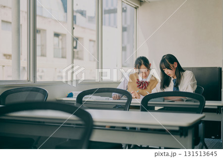 塾の教室で勉強する中学生たち 131513645