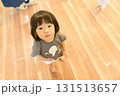 おもちゃで遊ぶ女の子の幼児 131513657