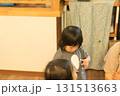 おもちゃで遊ぶ女の子の幼児 131513663