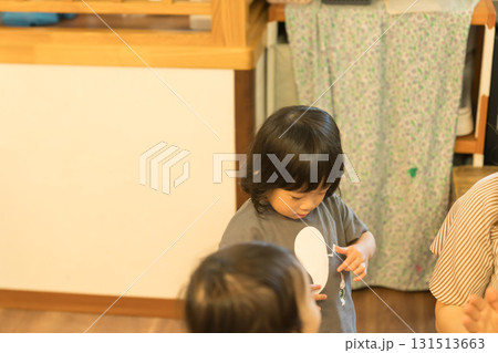 おもちゃで遊ぶ女の子の幼児 131513663