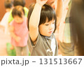 おもちゃで遊ぶ女の子の幼児 131513667
