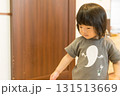 おもちゃで遊ぶ女の子の幼児 131513669