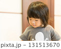 おもちゃで遊ぶ女の子の幼児 131513670