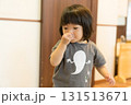 おもちゃで遊ぶ女の子の幼児 131513671