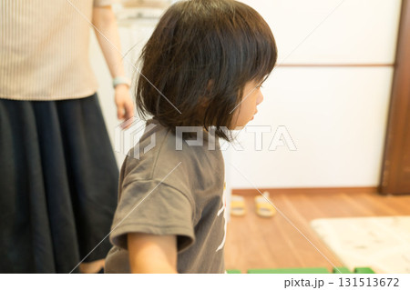 おもちゃで遊ぶ女の子の幼児 131513672