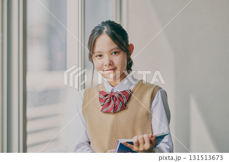 女子中学生 窓際でのポートレート 女子中学生 窓際でのポートレート 131513673