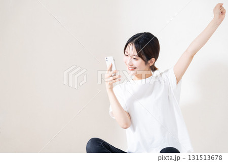 スマホを使う女性 スマホを使う女性 131513678