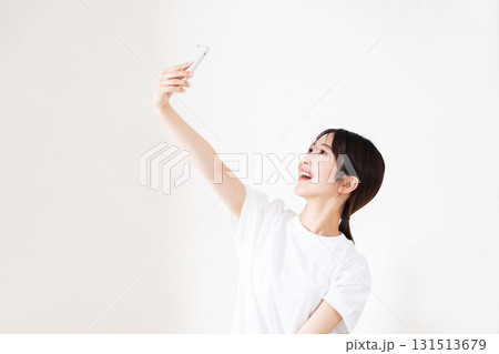 スマホを使う女性 131513679