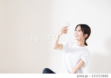 スマホを使う女性 スマホを使う女性 131513680