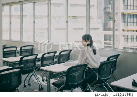 塾の教室で勉強する女子中学生 塾の教室で勉強する女子中学生 131513693
