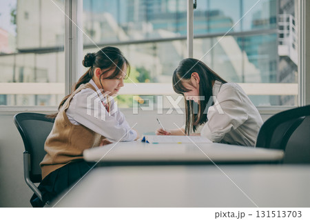 塾の教室で勉強する中学生たち 131513703