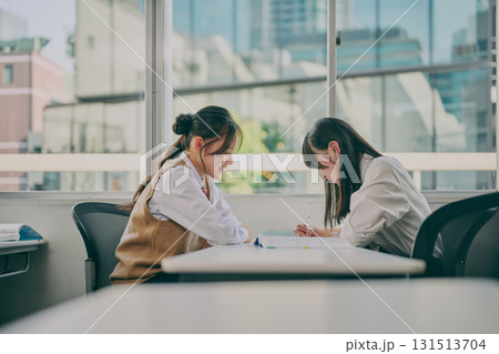 塾の教室で勉強する中学生たち 131513704