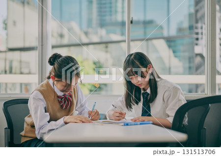 塾の教室で勉強する中学生たち 131513706