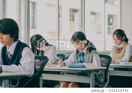 塾の教室で勉強する中学生たち 131513741