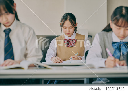 塾の教室で勉強する中学生たち 131513742