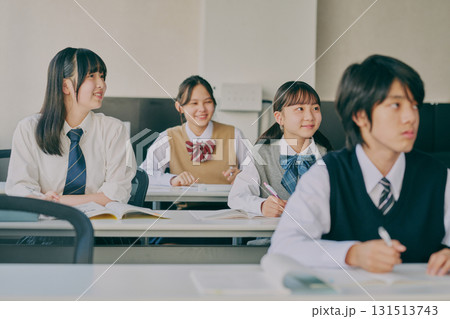塾の教室で勉強する中学生たち 131513743