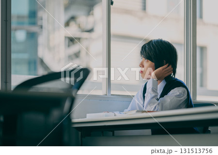 塾の教室で勉強する男子中学生 131513756